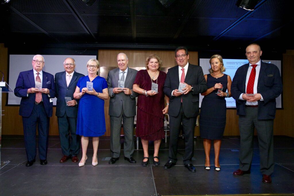 Antonio Pulido, en el homenaje a los empleados jubilados de Cajasol: «Vuestra labor ha dejado una huella que perdura en el tiempo»