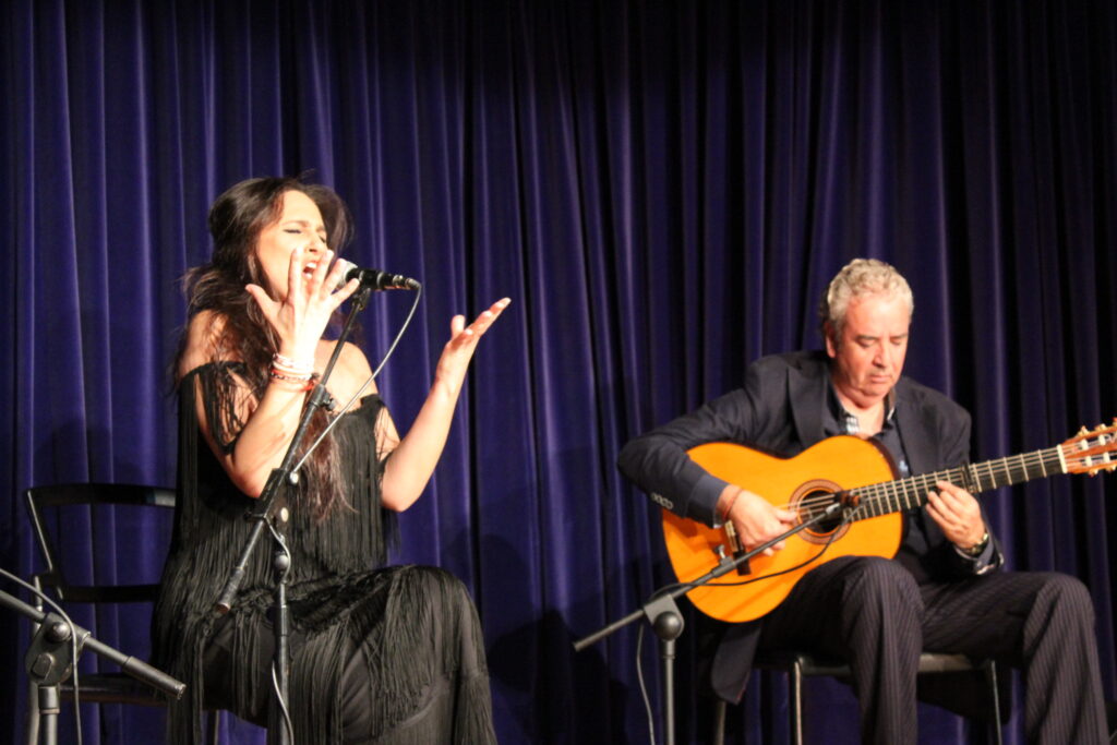 ‘De Oriente y Occidente’ permite a los aficionados al flamenco disfrutar del arte y las voces de Regina y Sonia Miranda