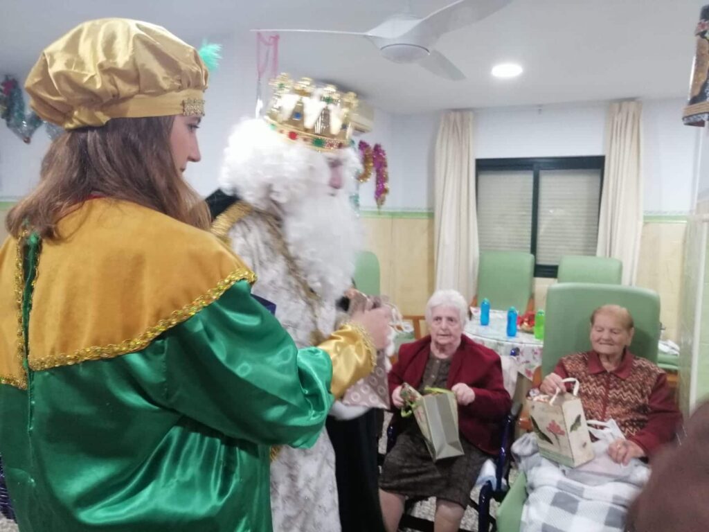 Visita de los Reyes Magos 2020 a la Residencia de Ancianos Santa Ángela de la Cruz en Huelva