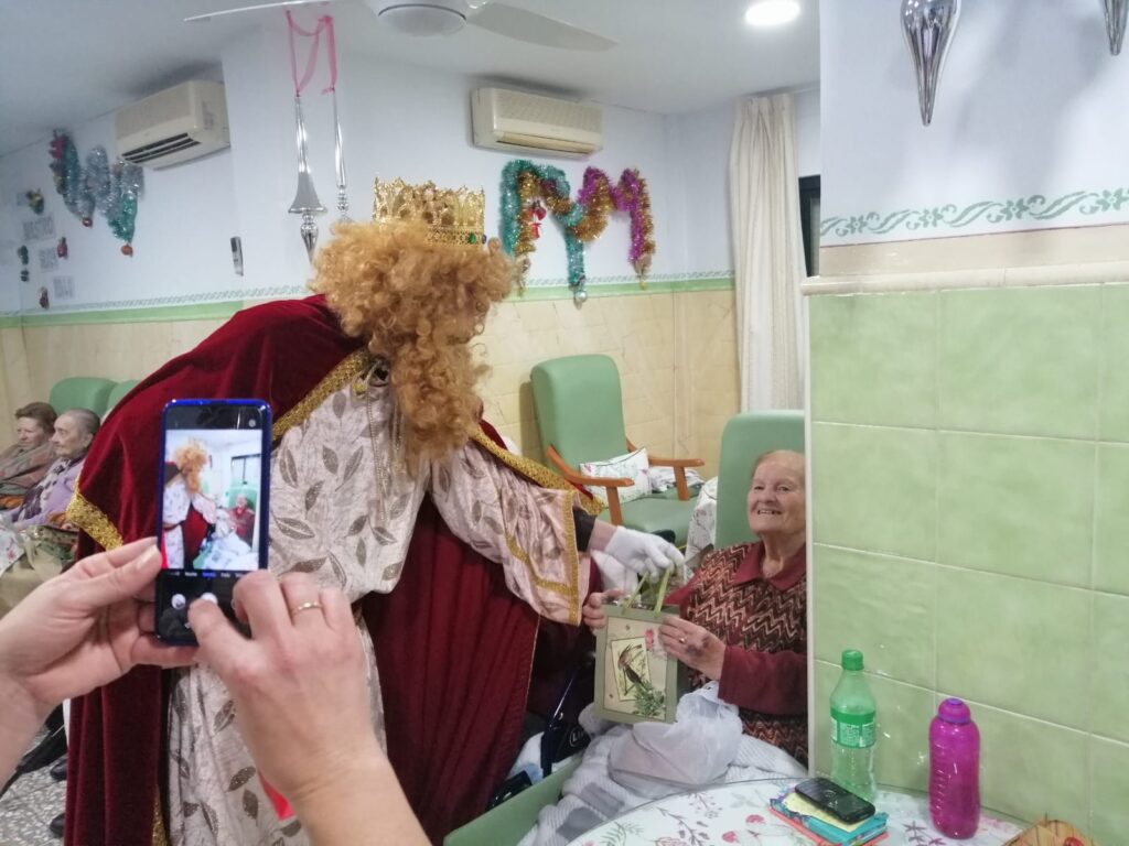 Visita de los Reyes Magos 2020 a la Residencia de Ancianos Santa Ángela de la Cruz en Huelva