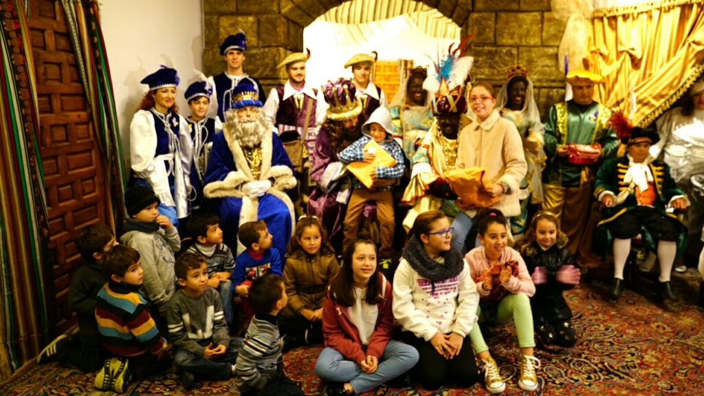 Los Reyes Magos visitan la sede de la Fundación Cajasol en Cádiz: ‘Un juguete, una ilusión’