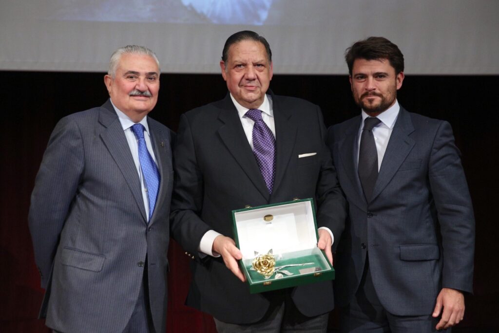 La Hermandad de Los Gitanos recibe la Rosa de Pasión del programa Cruz de Guía de Radio Sevilla