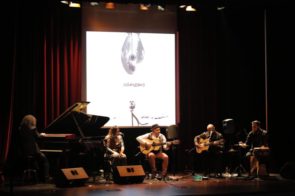 Rycardo Moreno, sobre el escenario de la Fundación Cajasol en Sevilla dentro del ciclo Los Jueves Flamencos
