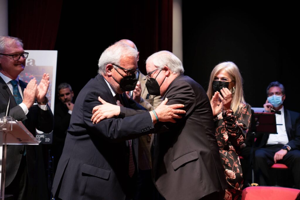 La Cadena Cope entrega la Saeta de Oro a Carlos Colón en Fundación Cajasol