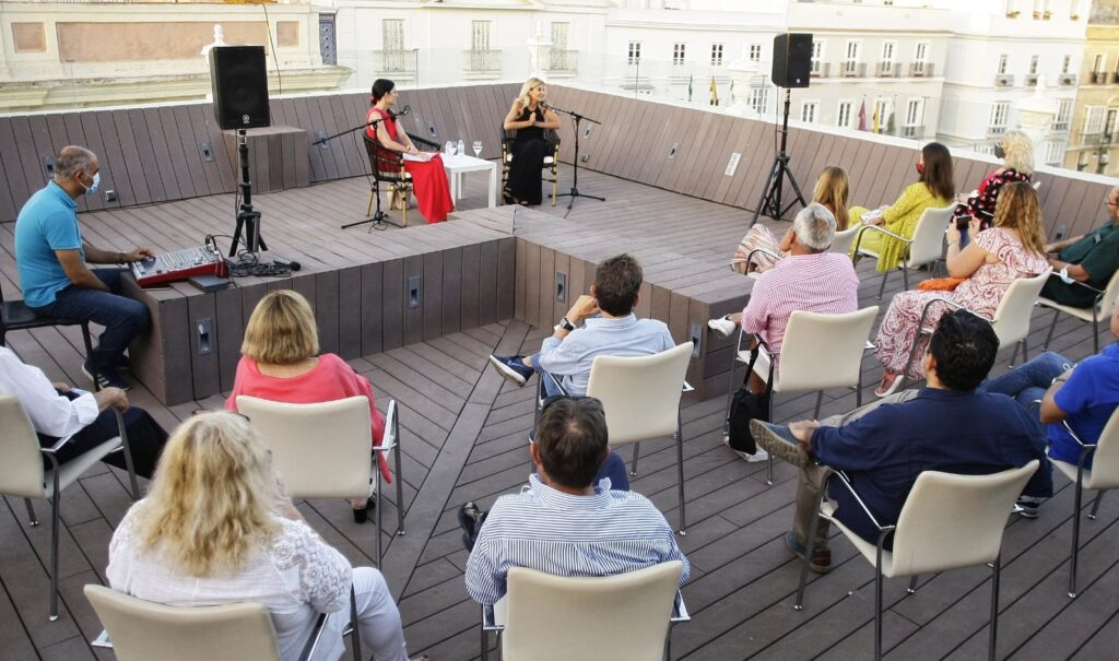 Sandra Golpe, en conversación con Nuria Sánchez Gey desde la azotea de la Fundación Cajasol en Cádiz