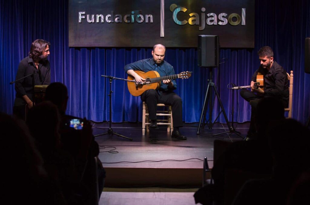 La guitarra de Santiago Lara detiene el tiempo en el estreno del XXXIV ciclo ‘Conocer el Flamenco’ en Huelva