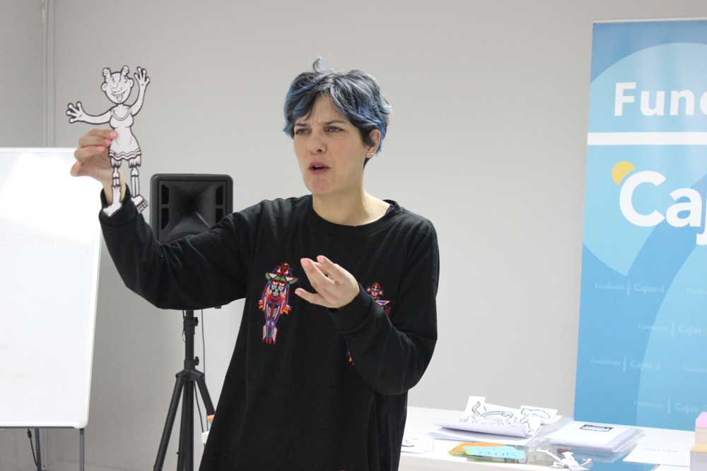 Algunos de los alumnos trabajando en sus creaciones dentro del taller 'Adopta un Monstruo' de la Fundación Cajasol en Huelva