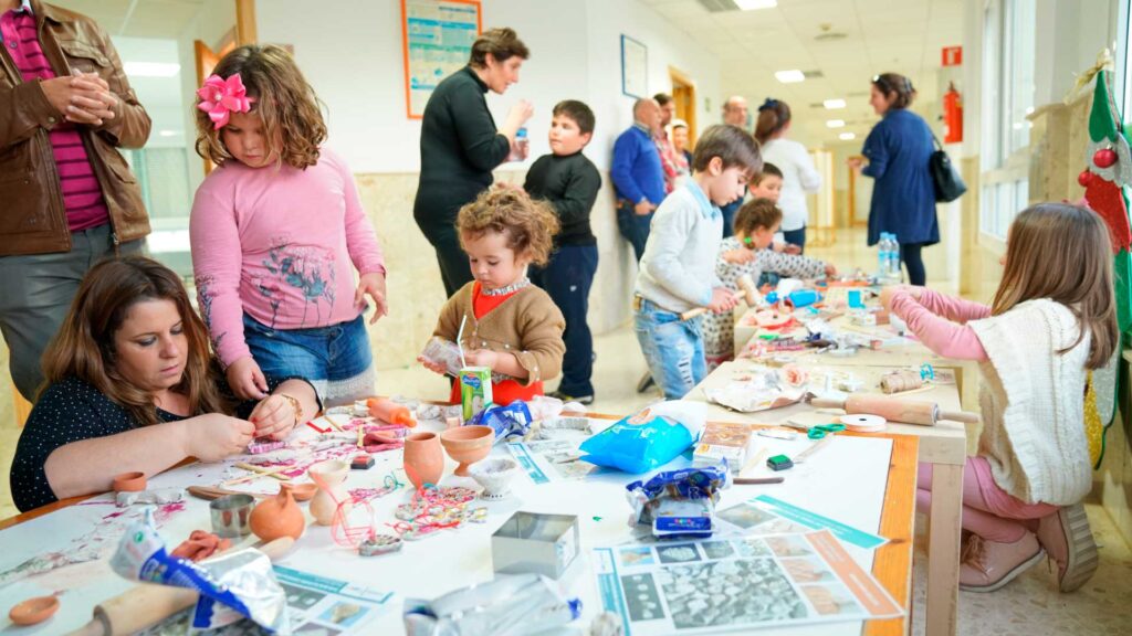 La Fundación Cajasol imparte un taller especial de cerámica en el Hospital General Santa María de El Puerto