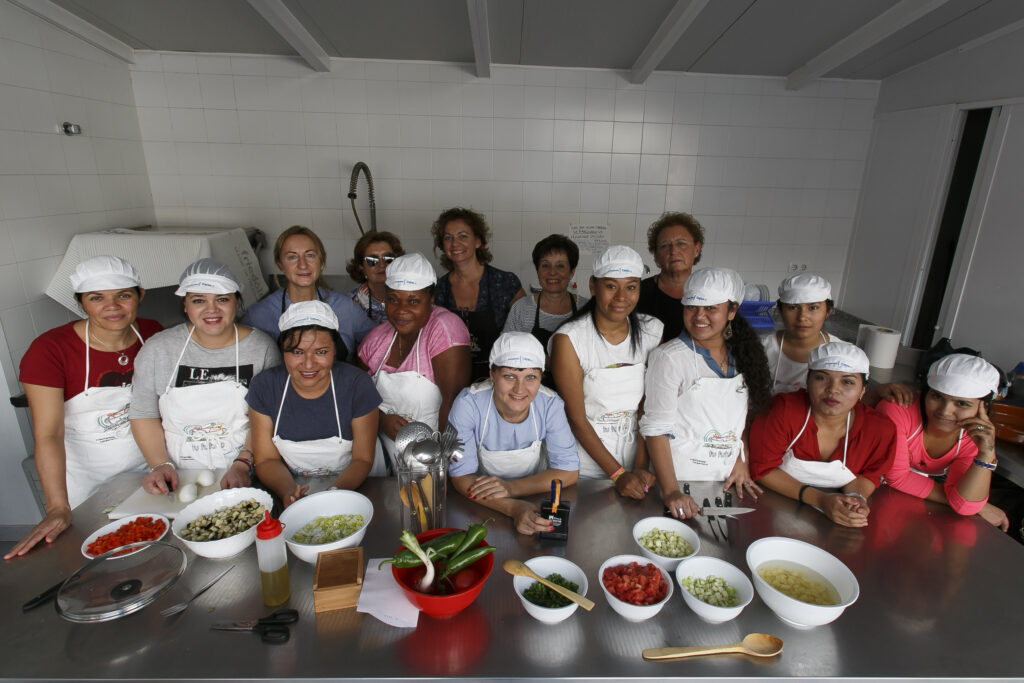 La Fundación Cajasol ayuda a ‘cocinar’ el futuro de inmigrantes que desean emplearse en el servicio doméstico