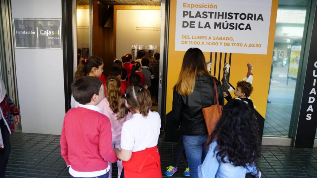 Acceso a la exposición 'Plastihistoria de la Música' en la sede de la Fundación Cajasol en Córdoba