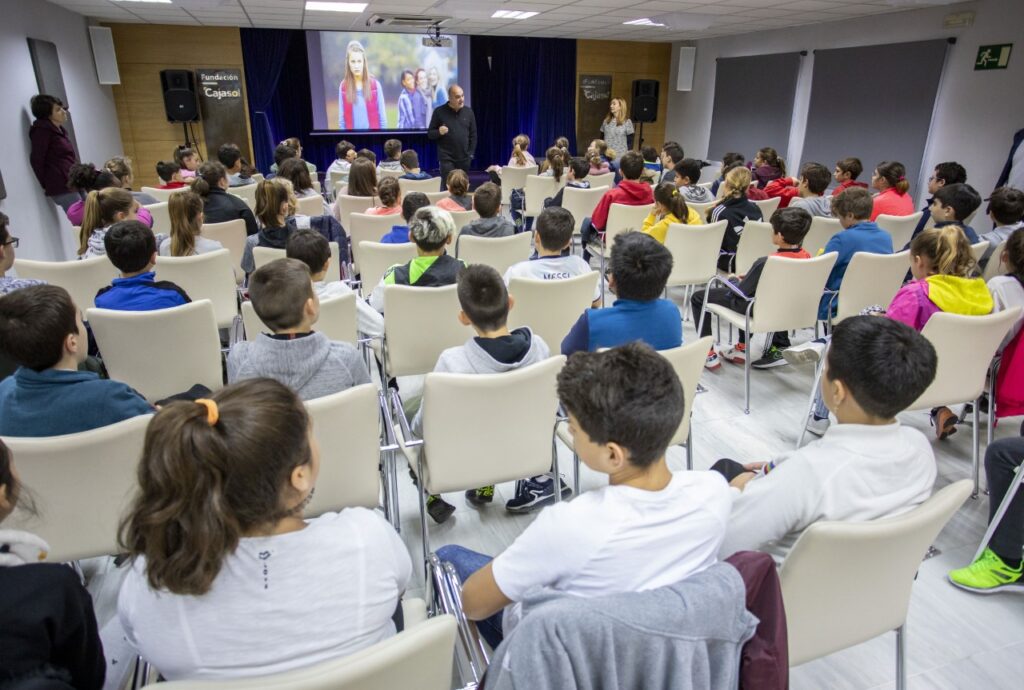 La Fundación Cajasol pone en marcha los talleres ‘Fake News: No te lo creas todo’ en Huelva