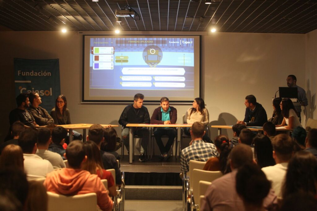 El taller de Educación Financiera de la Fundación Cajasol llega a los escolares cordobeses