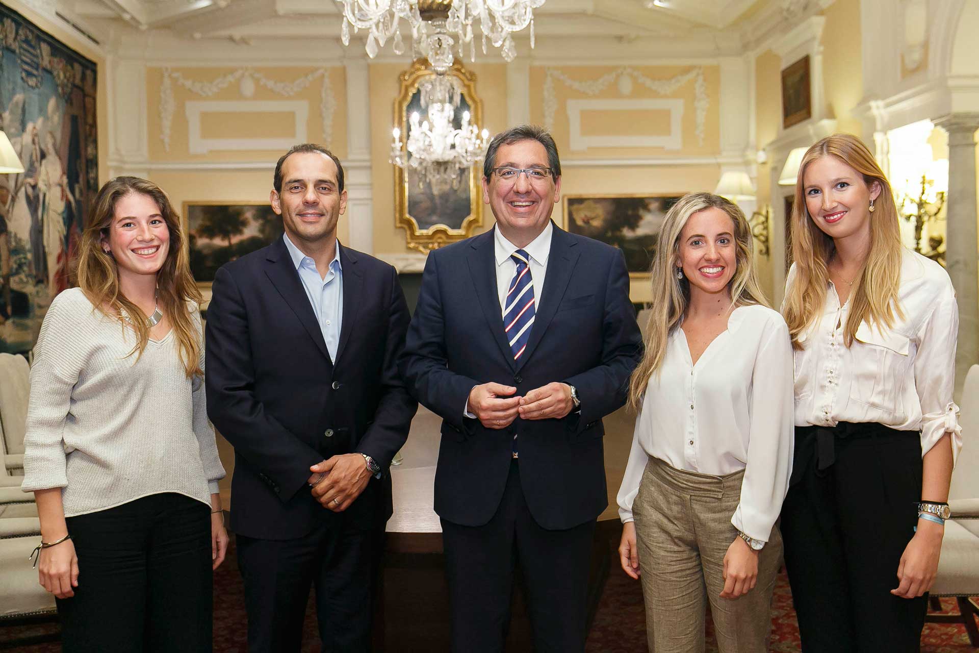 Teresa Alonso, Marina Julia Moreno y Emilia Gómez Osborne junto a Antonio Pulido, presidente de la Fundación Cajasol