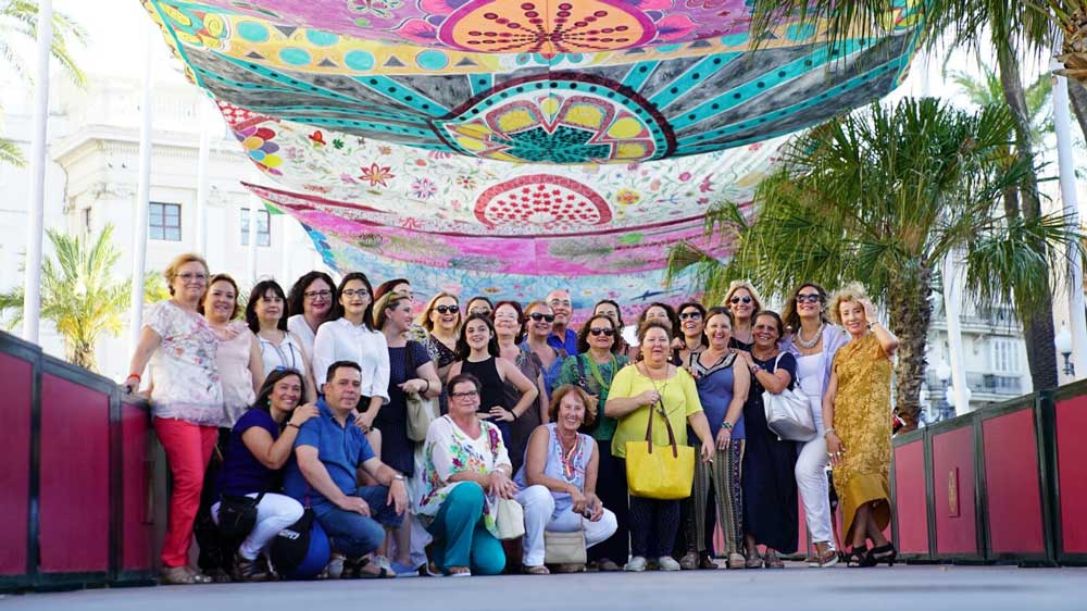 Alumnos del taller de la escuela de color junto a los toldos del Corpus de Cádiz 2017
