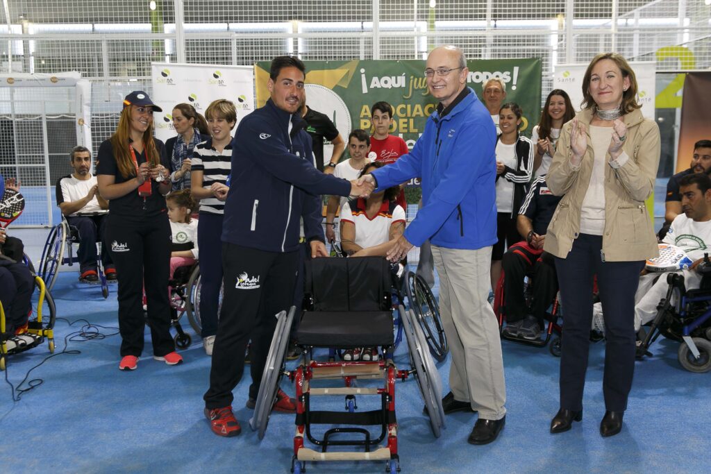 La Fundación Cajasol dona una silla deportiva a la Asociación de Pádel Adaptado 'Pádel Integra'