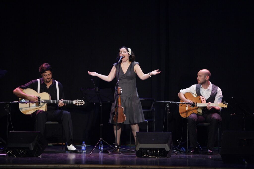 Emoción y energía con la música swing de Très Bien!
