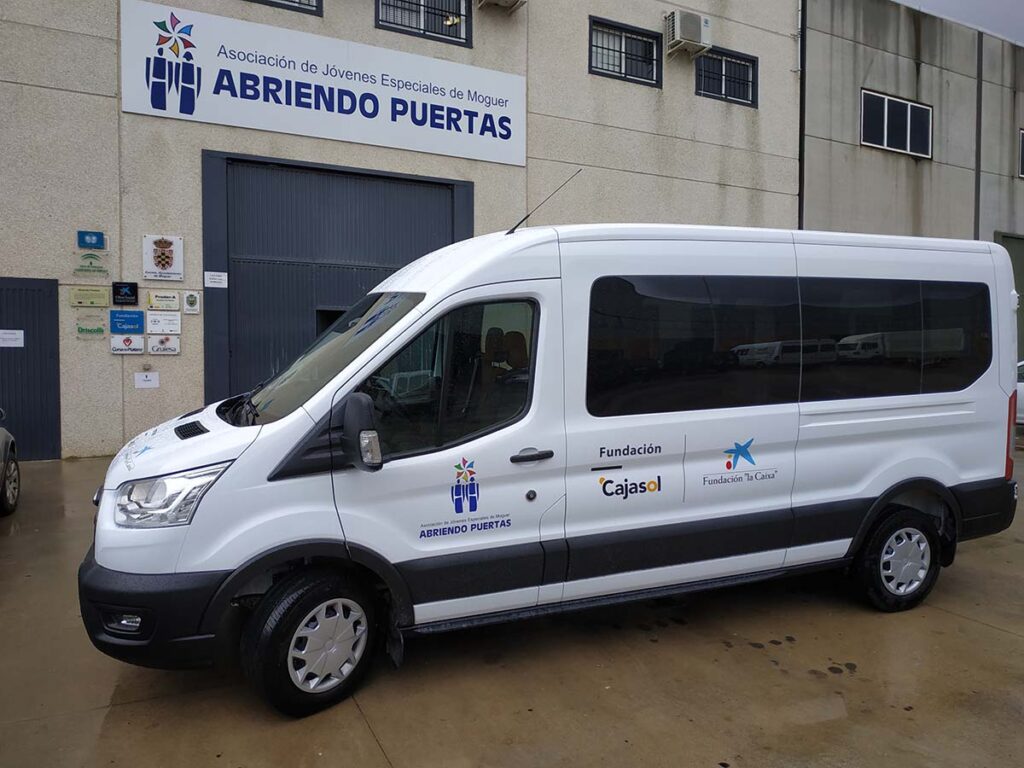Nuevo vehículo adaptado para la Asociación Abriendo Puertas de Moguer gracias a la acción conjunta de Fundación ‘la Caixa’ y Fundación Cajasol