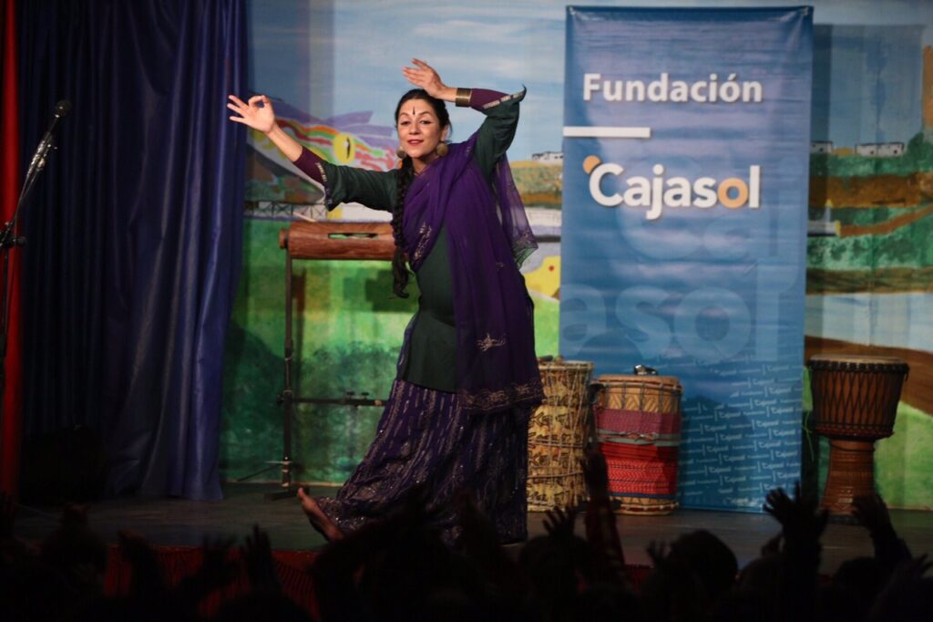 Los escolares viajan a los cinco continentes a través de la música y la danza