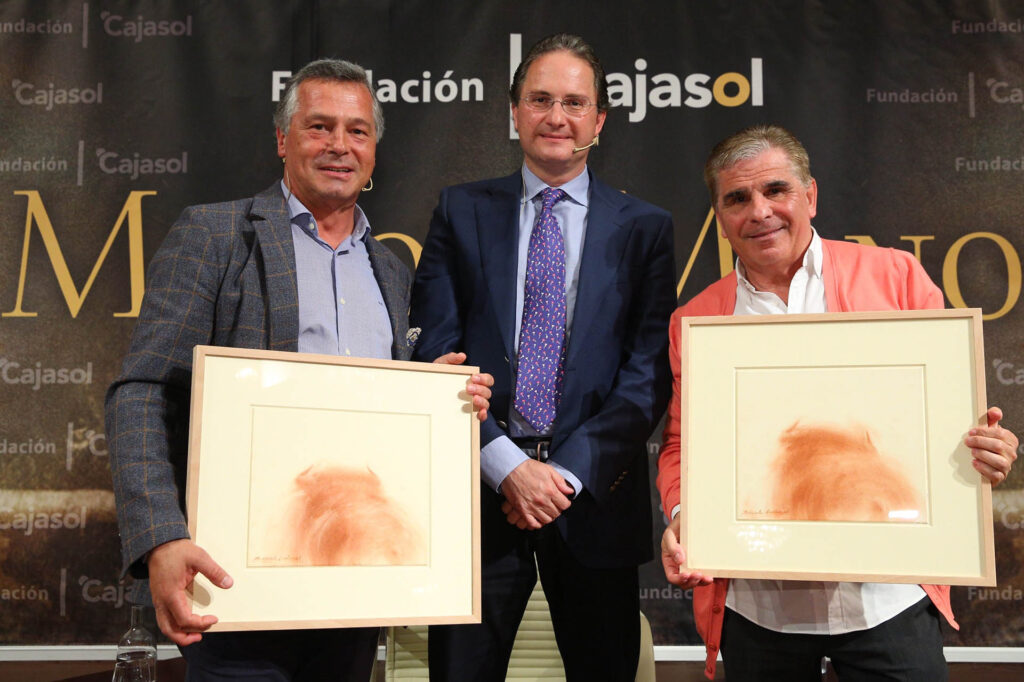 Víctor Mendes y Pedro Ruiz defienden los toros como signo cultural de nuestro país en el ‘Mano a Mano’ en la Fundación Cajasol