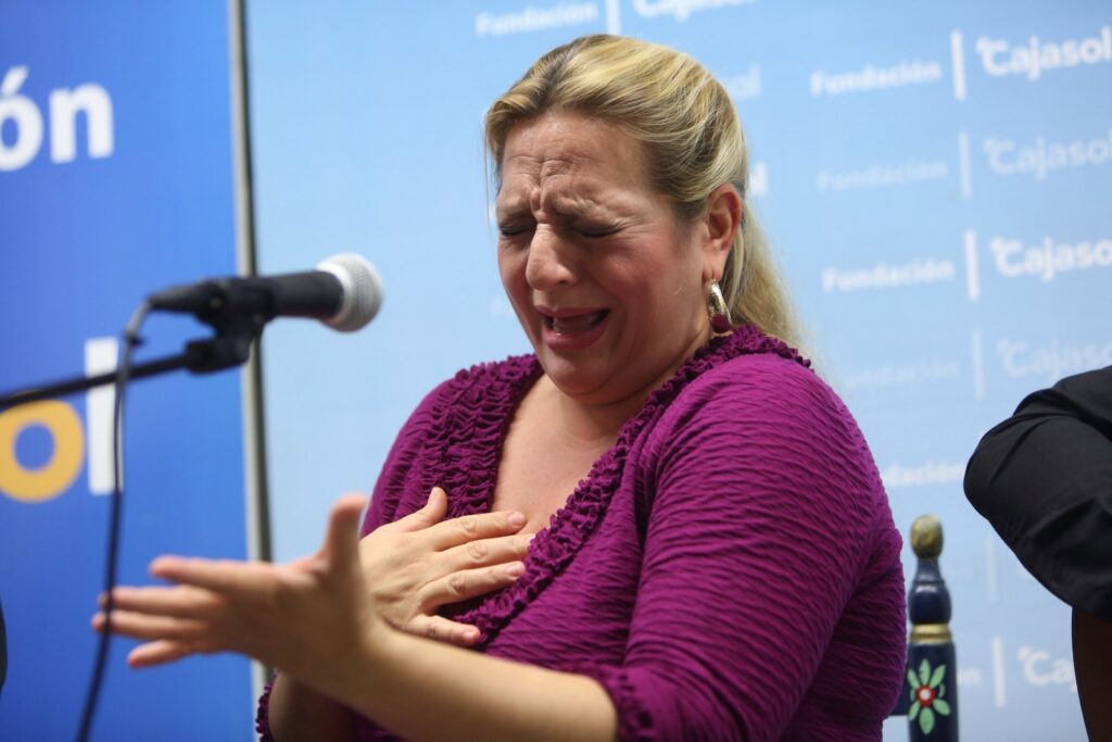 Remedios Reyes aplicándole mucho sentimiento a su cante