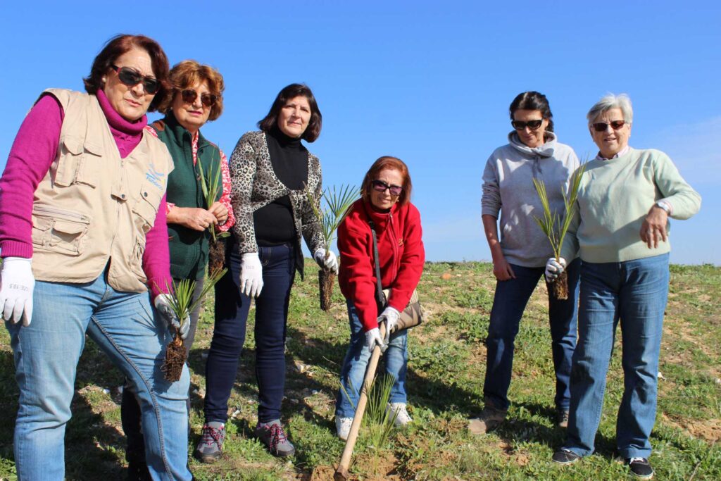 Voluntarios de la Fundación Cajasol reforestan una parcela en Marismas del Odiel con especies autóctonas